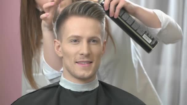 Lächelnder Kerl beim Friseur. — Stockvideo