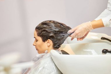 Saç salonu ölen sürecinde.