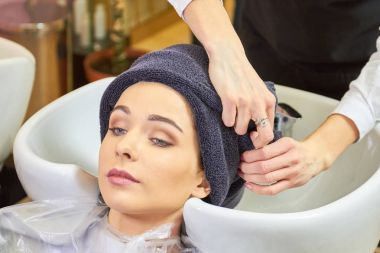 Kuaför, kıza havlu.