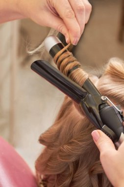 Perma aleti kullanarak eller.