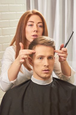 Bayan Kuaför müşteri ile meşgul.