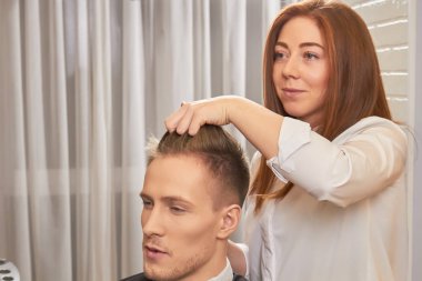 Kuaför kadın ve ona müşteri.