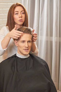 Kuaför kadın ve onun müşteri.