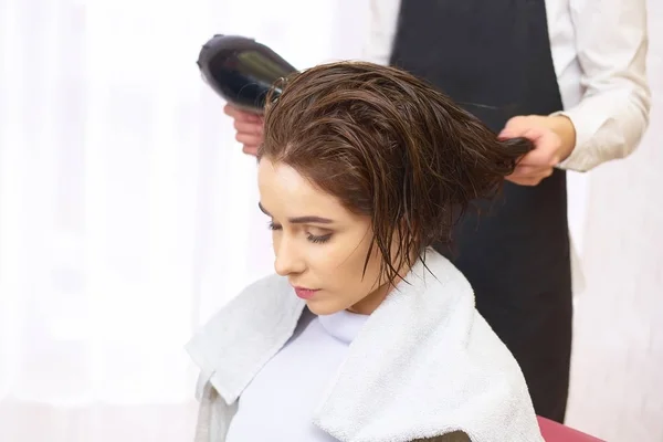 Mulher no cabeleireiro. — Fotografia de Stock