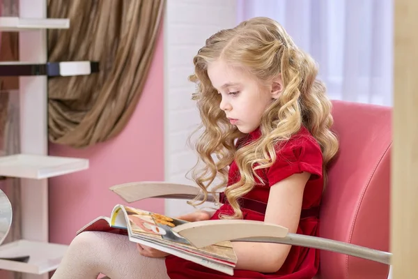 Petite fille lisant un magazine . — Photo