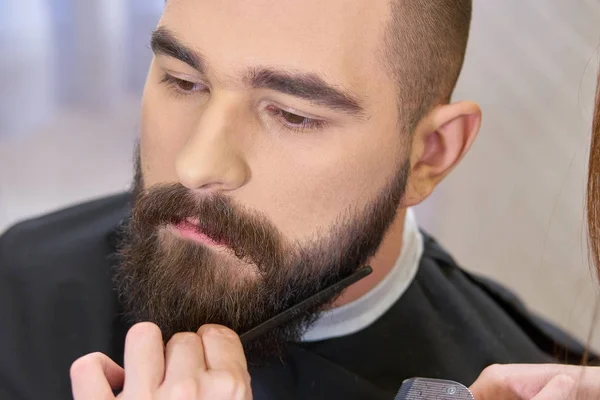 Barba grooming close up . — Fotografia de Stock