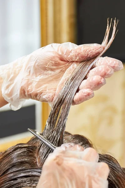 Руки косметолога вымирающие волосы . — стоковое фото