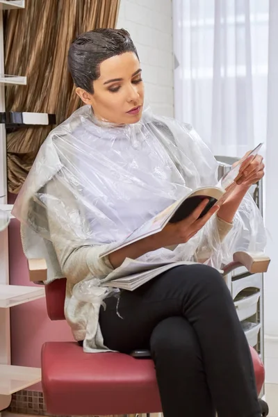 Kız saç salonu okuma.