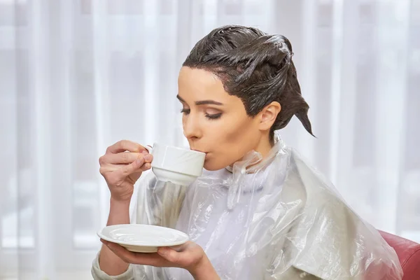 Woman drinking coffee, beauty salon. — Stock Photo, Image