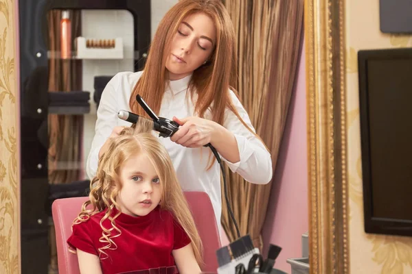 Bonito criança chegando cabelo feito . — Fotografia de Stock