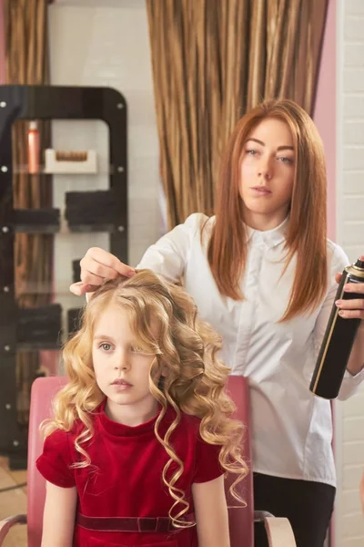 Menina e cabeleireiro feminino . — Fotografia de Stock