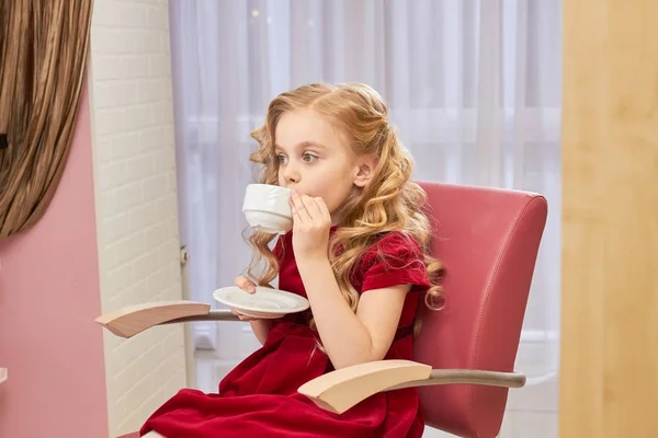 Bambina che beve caffè . — Foto Stock