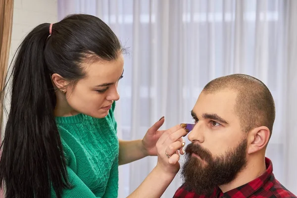 Artista de maquiagem feminina aplicando fundação . — Fotografia de Stock