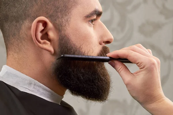 Mão de barbeiro escovando barba . — Fotografia de Stock