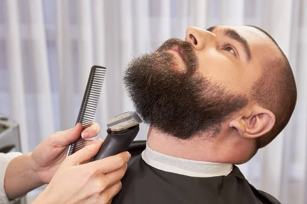 Corte de barba na barbearia . — Fotografia de Stock