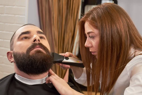 Barbier travaillant avec le client barbu . — Photo