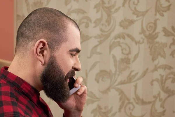 En skjeggete mann på telefonen . – stockfoto