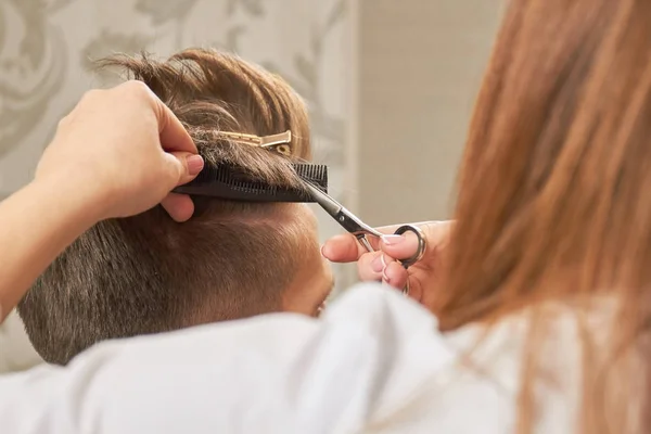 Mãos com tesoura corte de cabelo . — Fotografia de Stock