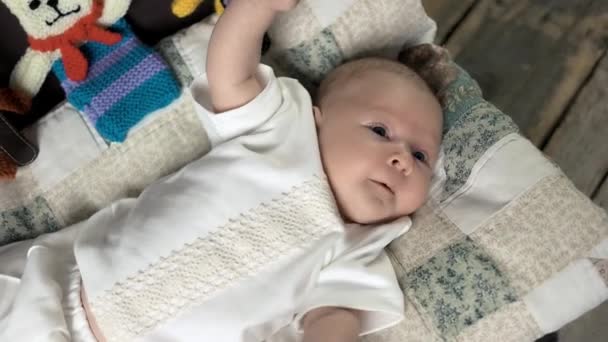 Bebé acostado sobre tela . — Vídeos de Stock