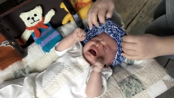 Το μωρό και τα χέρια της γυναίκας. — Αρχείο Βίντεο