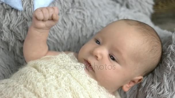 Bambino con pugno serrato . — Video Stock