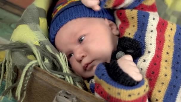 Slaperige baby close-up. — Stockvideo