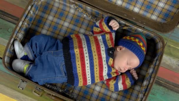 Маленький ребенок в вязаном свитере . — стоковое видео