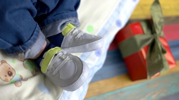 Fötter av baby i sneakers. — Stockvideo