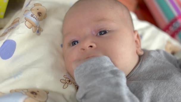 El primer plano del niño pequeño . — Vídeo de stock