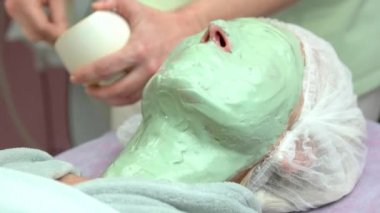 Yeşil aljinat yüz maskesi.