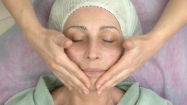 El yüz jel maskesi.