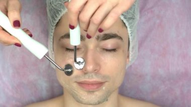 Microcurrent terapi cihazı kullanarak eller.