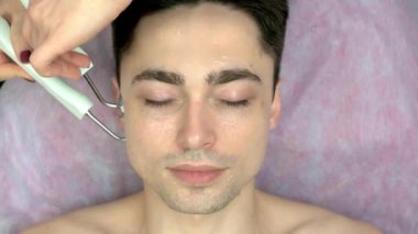 Microcurrent tedavisi, beyaz adam.