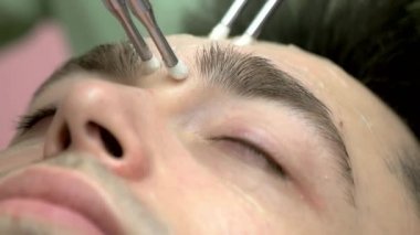 Microcurrent tedavi ve yakın çekim.