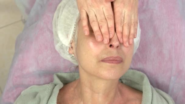 Masaje facial linfático, mujer adulta . — Vídeos de Stock