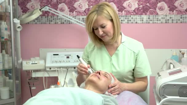 Mujer adulta, procedimiento de cosmetología . — Vídeos de Stock