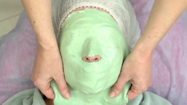 Schoonheidsspecialist verwijderen gezichtsmasker. — Stockvideo