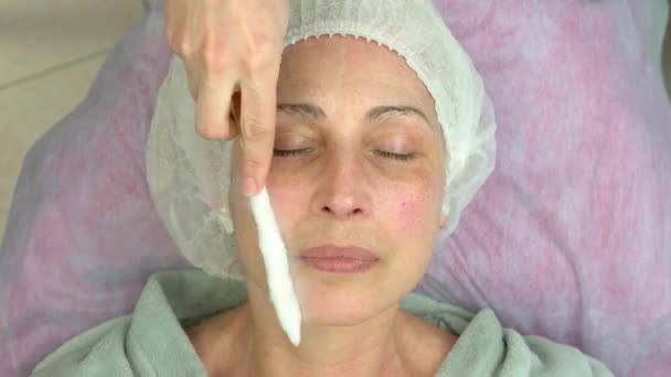 Criomassagem facial, mulher madura . — Vídeo de Stock