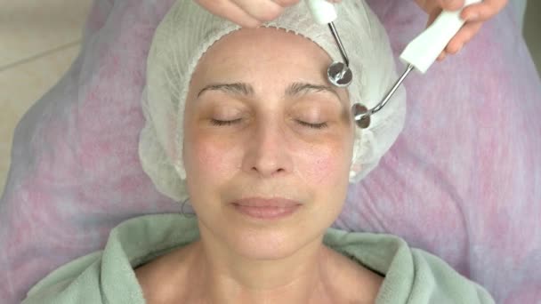 Microcurrent yüz tedavi, Yetişkin kadın. — Stok video