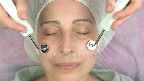 Microcurrent tratamento facial close up . — Vídeo de Stock