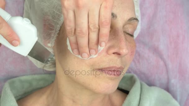 Ultrasonic face cleaning procedure. — Stock Video