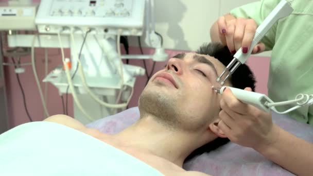 Terapia de microcorrente, face masculina . — Vídeo de Stock