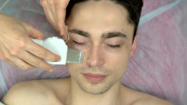 Vista superior de limpieza facial ultrasónica . — Vídeo de stock