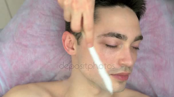 Joven teniendo criomasaje facial . — Vídeo de stock