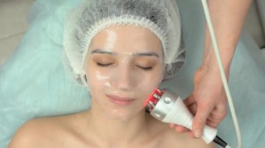 RF yüz germe, genç kadın.