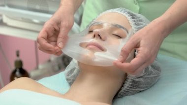 Hidrojel maskesi sonra kadın yüzü.