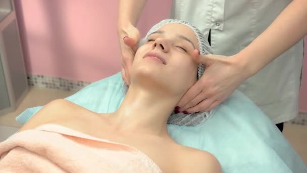 Jovem mulher fazendo massagem. — Vídeo de Stock