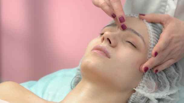 Jonge Kaukasische vrouw, gezicht massage. — Stockvideo