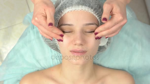 Vista superior da massagem facial . — Vídeo de Stock