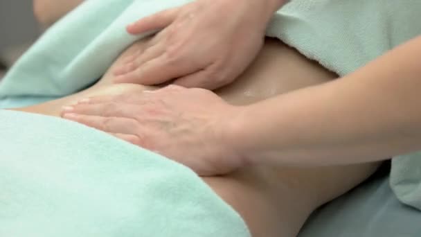 Buik massage close-up. — Stockvideo